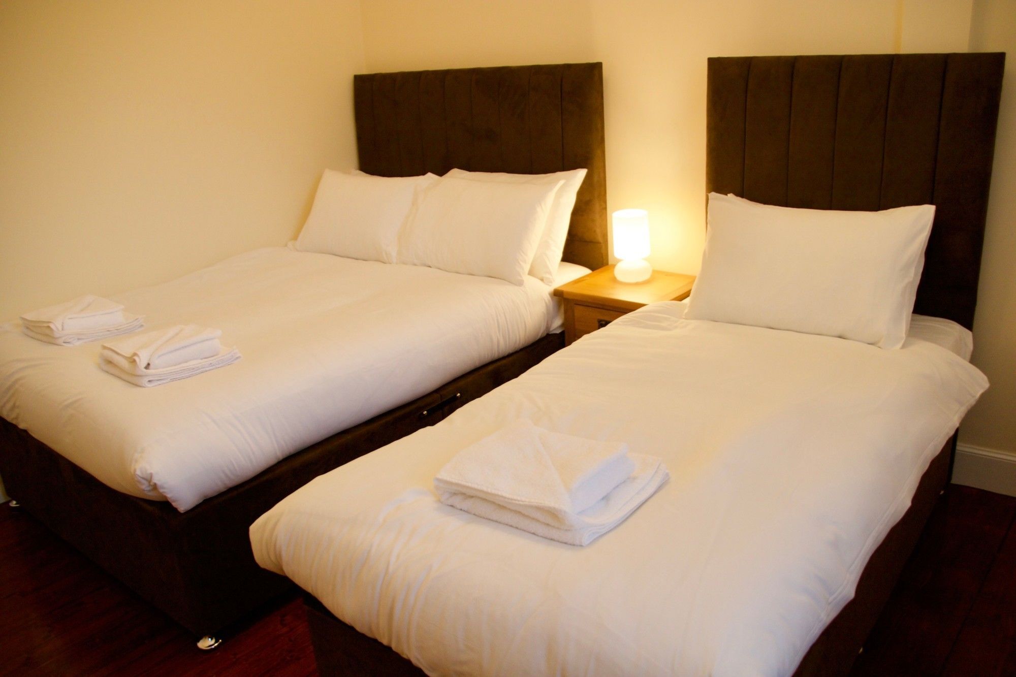 2 Bedroom Flat Off Leith Walk Accommodates 7 Edinburgh Exterior foto